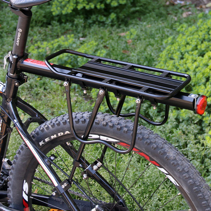 Estante trasero de aluminio para bicicleta.