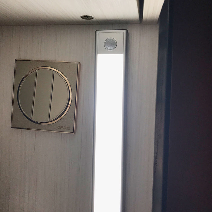Sensor de movimento led sob a luz do armário usb recarregável guarda-roupa luz da noite para cozinha lâmpadas parede interior
