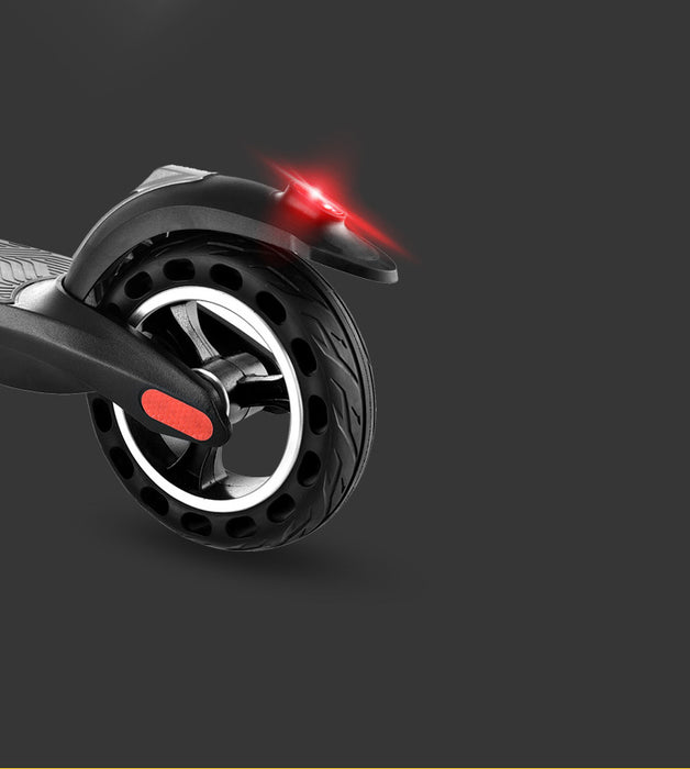 El scooter eléctrico es pequeño, plegable y liviano