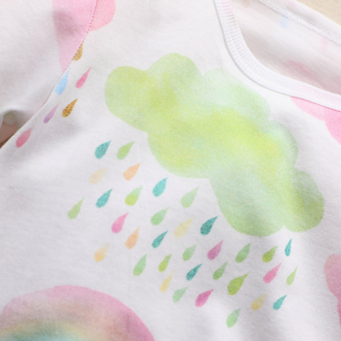 Roupas coloridas de bebê em nuvem