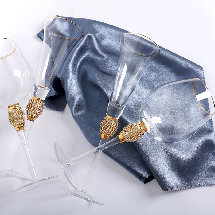 Copa de champán con vaso de vino de diamantes.