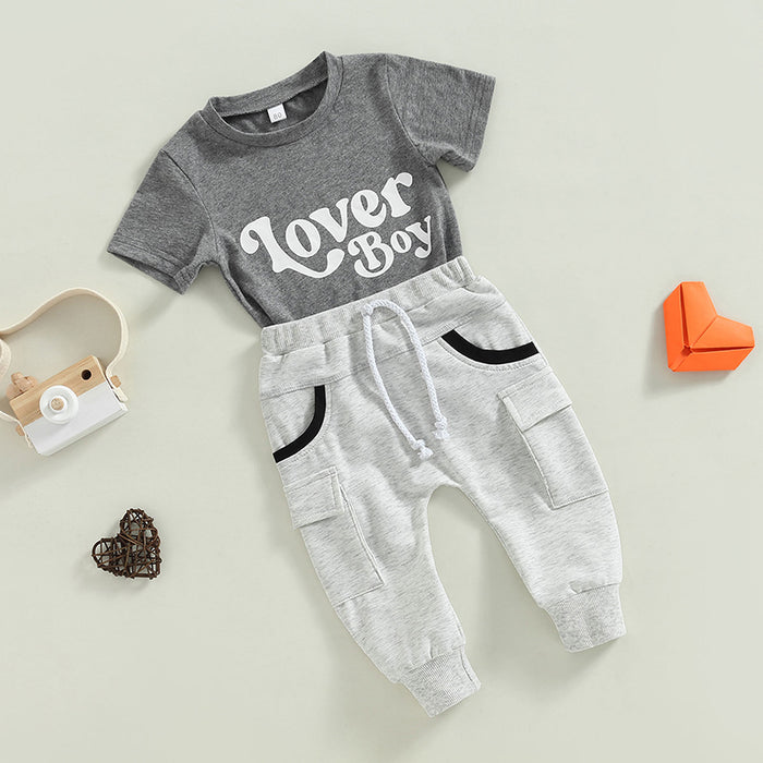 Conjunto de ropa de verano gris con camiseta y estampado de monograma de manga corta para bebé niño