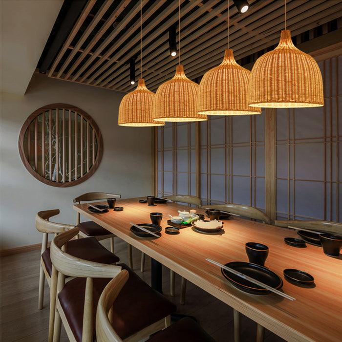 Lámpara de araña tejida de bambú junto a la cama dormitorio estilo japonés salón de té