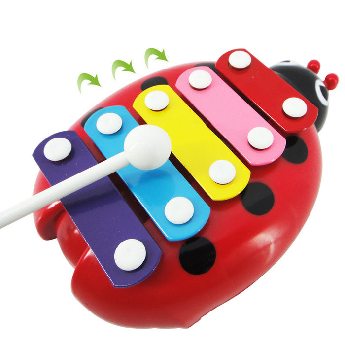 Brinquedos musicais educativos infantis à mão no piano